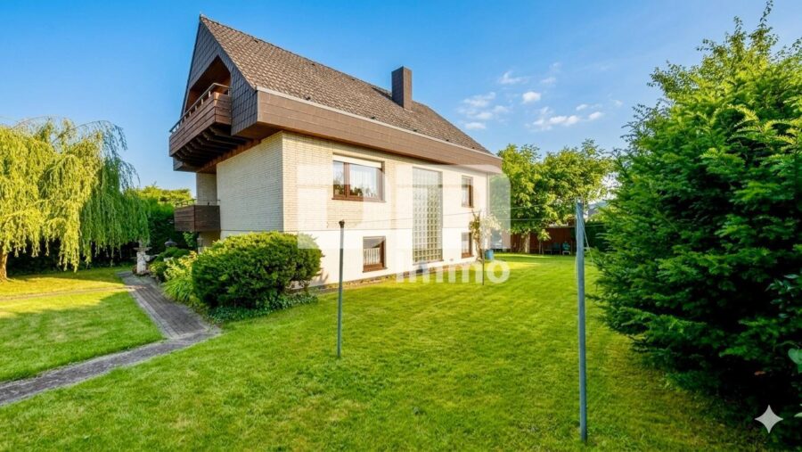 Großzügiges Einfamilienhaus in begehrter Lage mit Balkonen und Traumgarten + Terrasse - Gartenbereich hitner / neben dem Haus